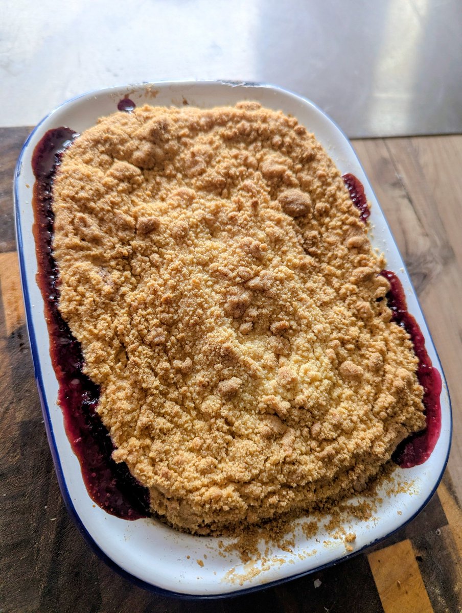 jayclark0106's tweet image. Only had enough #Blackberries for half a #Crumble so picked some #Apples and bulked it out 😲 see how this tastes is it 😋 🍏