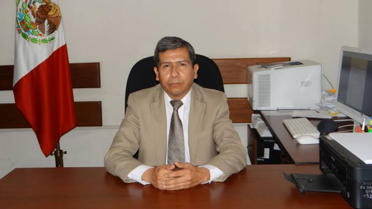 rioaxaca's tweet photo. #Oaxaca Denuncian red de corrupción en Oaxaca y señalan al consejero jurídico Geovany Vásquez como pieza clave

Un exfuncionario del Tribunal de Justicia Administrativa del Estado de Oaxaca (@TJACCOAX ), Juan Edy García Coronado, denunció públicamente la existencia de un presunto entramado de corrupción dentro de los órganos responsables de combatir esas mismas prácticas en la entidad. 

En carta pública dirigida a la presidenta @Claudiashein acusa a figuras clave del gobierno estatal, entre ellas al actual consejero jurídico, Geovanny Vásquez Sagrero (@geovanyvasquez), a quien acusa de utilizar el aparato penal como instrumento de persecución política.

García Coronado ejerció como secretario general de acuerdos del Tribunal de Justicia Administrativa y asegura que fue detenido arbitrariamente el 28 de julio de 2023 —y mantenido bajo arresto domiciliario durante casi dos años— por un delito que, sostiene, jamás le fue probado. Afirma que su caso representa un mecanismo de represalia orquestado por altos funcionarios para silenciar voces incómodas dentro del sistema judicial oaxaqueño.

 Relata que su detención se sustentó únicamente en la aplicación supletoria de una norma que no le era aplicable, y que jamás se emitió una resolución fundada que justificara la medida privativa de libertad. “Nunca hubo una resolución motivada ni pruebas formales. Fue una detención política”, sostiene.

El exfuncionario apunta directamente a Geovanny Vásquez Sagrero, consejero jurídico del gobierno estatal, a quien responsabiliza de encabezar una estructura paralela que opera desde dentro del tribunal encargado de combatir la corrupción, pero que —paradójicamente— habría instaurado prácticas de represión judicial.

Según García Coronado, Vásquez Sagrero promovió la creación del nuevo Tribunal de Justicia Administrativa y mantiene injerencia directa en sus decisiones. Lo acusa además de haber intervenido en procesos penales emprendidos contra servidores públicos críticos a su gestión, utilizando para ello fiscales y jueces vinculados políticamente.

En la denuncia, García Coronado también menciona a otros servidores públicos que habrían participado en esta supuesta persecución:

Mateo Martínez Martínez, presidente del Tribunal de Justicia Administrativa, Sergio Eloy Cortés, juez de control, Karina Reyes Ávila, titular de la Fiscalía Anticorrupción, Abisai González Cruz, fiscal en jefe de la FEMCCO,

Así como a los denunciantes Ramsés Aldeco Reyes Retana y Margarito Enrique López, involucrados en el proceso penal 807/2023.

Afirma que todos ellos actuaron coordinadamente para facilitar su detención sin pruebas suficientes. 

Señala incluso que su defensora legal, la abogada Karina Reyes Ávila —quien también es funcionaria en materia anticorrupción—, abandonó el caso tras recibir presiones.

El exfuncionario advierte que su expediente contiene irregularidades documentadas: entre ellas una orden de aprehensión emitida sin elementos probatorios y un acuerdo dentro de la carpeta de investigación fechada en octubre de 2022, donde se reconocía la vigencia de plazos procesales, lo cual no fue tomado en cuenta por la autoridad judicial.

“Liberaron una orden de aprehensión sin fundamento jurídico, con pleno conocimiento de que no existían elementos para acreditar delito alguno. Esto revela una intención clara de neutralizar opositores”, denuncia.

García Coronado solicita una investigación independiente por parte de la Presidencia, al advertir que el sistema penal en Oaxaca funciona como una “fábrica de culpables”. Advierte que su caso no es aislado, sino parte de una crisis institucional más profunda donde se utilizan las instituciones judiciales como herramientas de control político.

La  información se basa en documentos oficiales entregados por el denunciante y testimonios públicos de Juan Edy García Coronado.