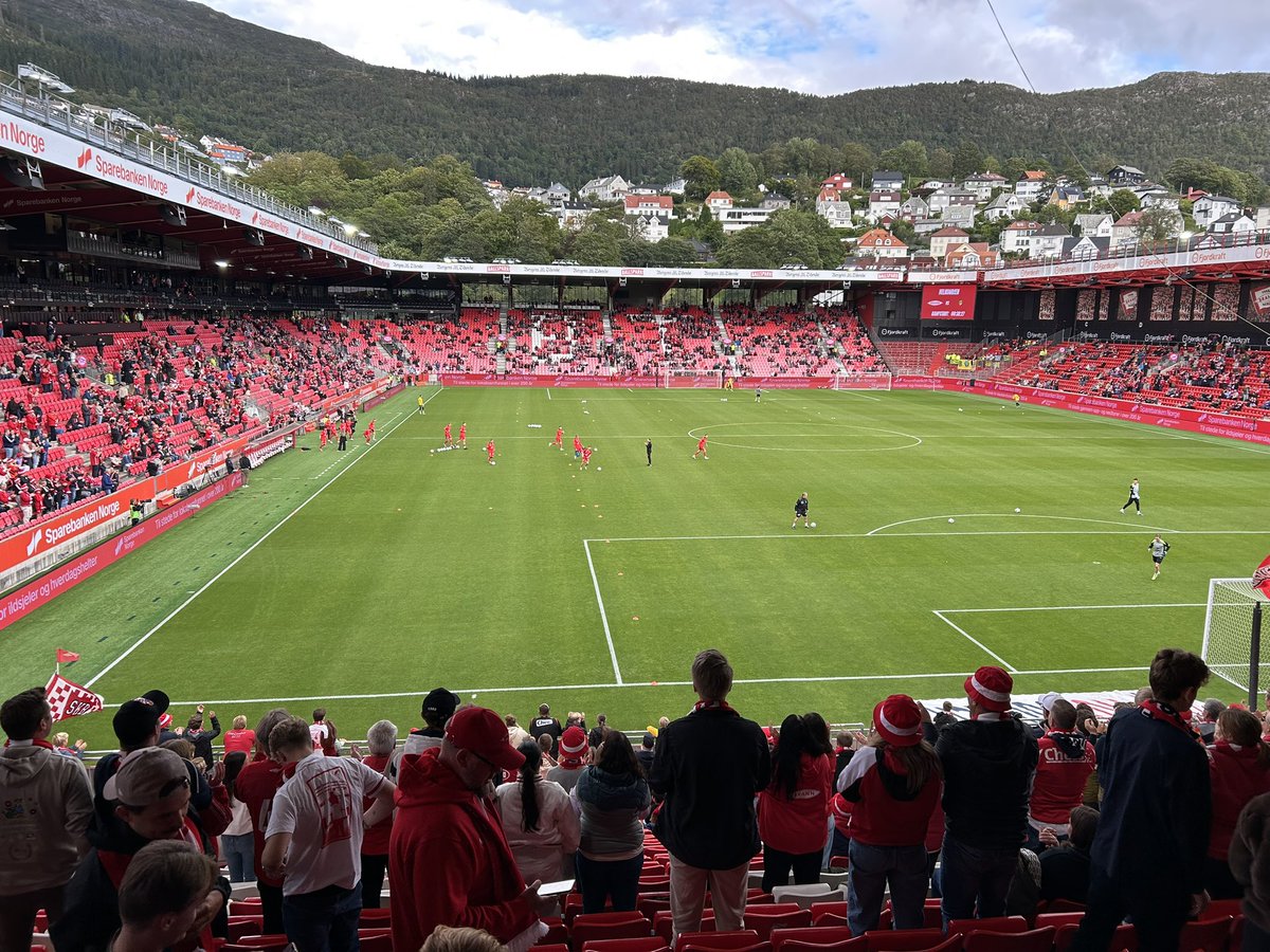 Klar for kamp! (Har omsider klart å lande etter en magisk festaften for norsk fotball i går kveld.)