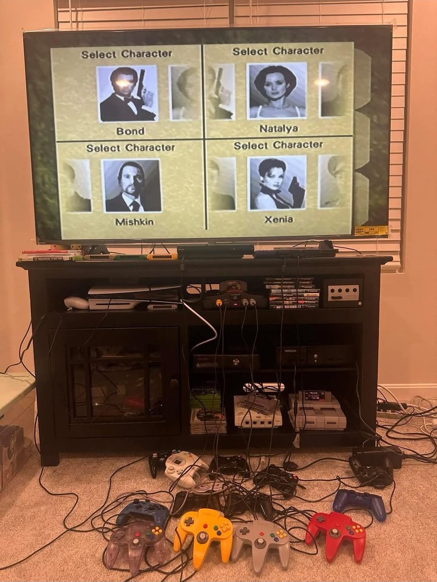 kingdavidotw's tweet image. The days when they sold games and consoles .. BTW they reduced prices too. #savegaming