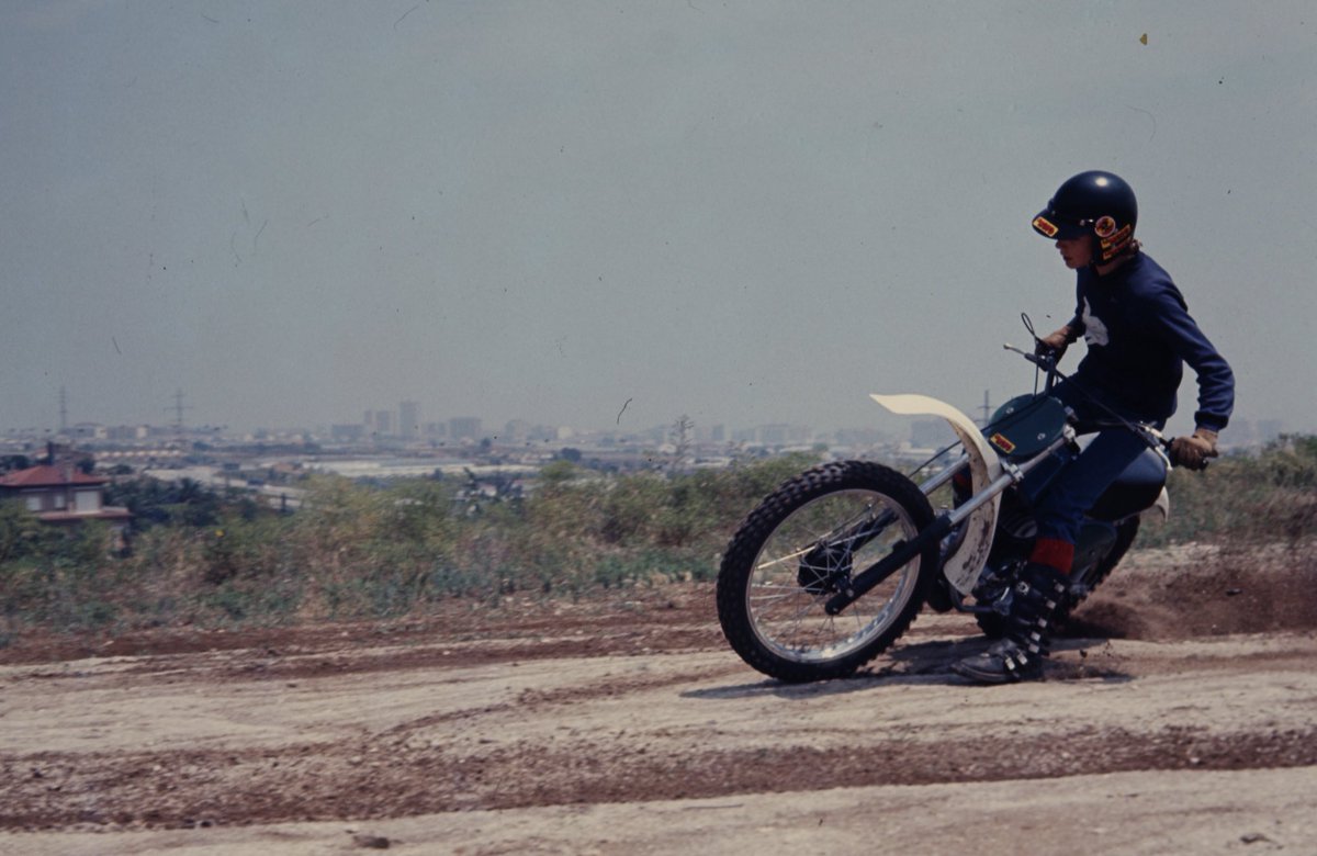 Provant la Pursang MK10 per LA MOTO, 1977. Crec que l’article es deia “Como afinar una Pursang”, o alguna cosa semblant.
📸Ferràn Fornos