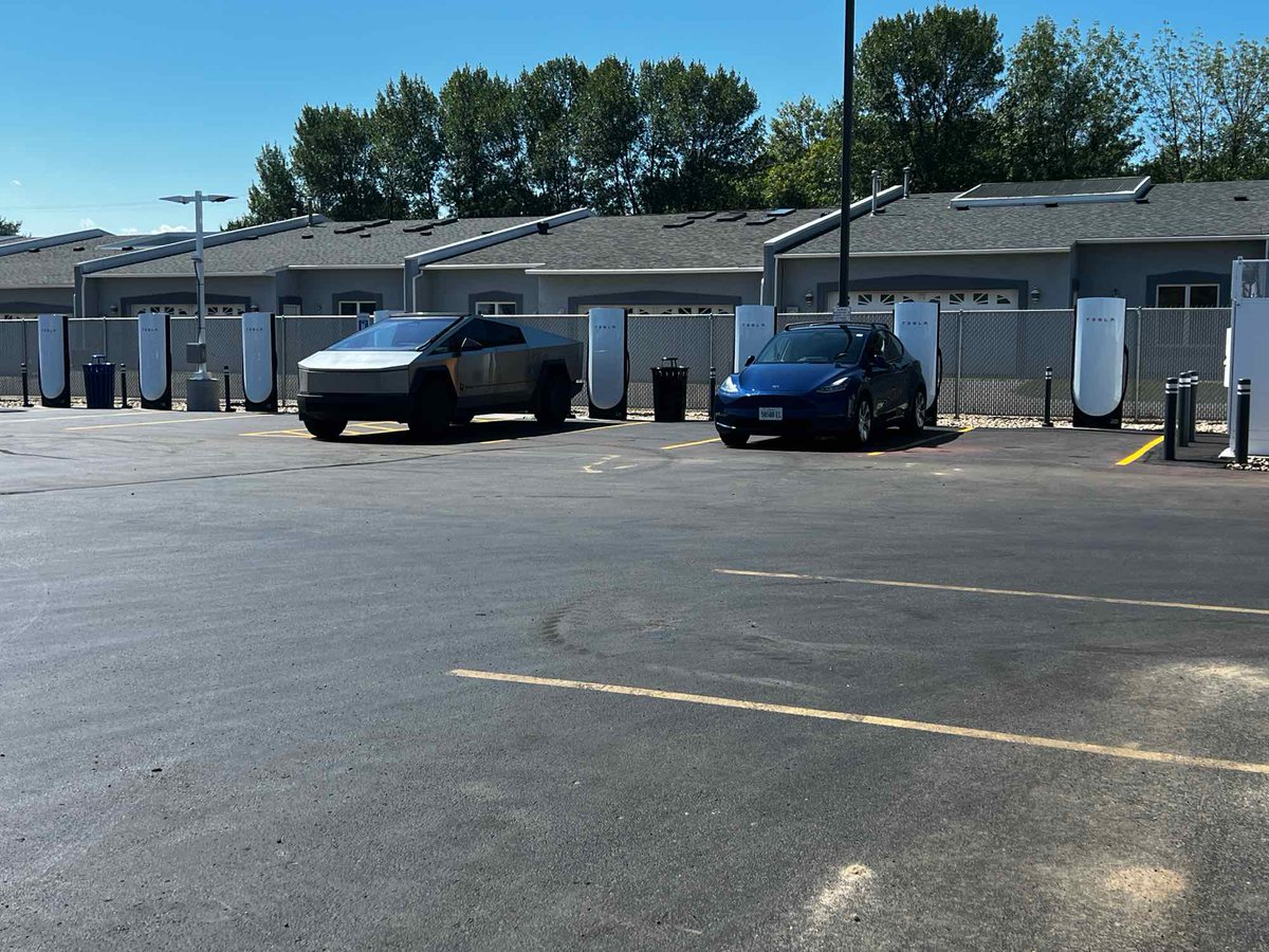 New Tesla Supercharger: Minot, ND (8 stalls) 
tesla.com/findus?locatio…
