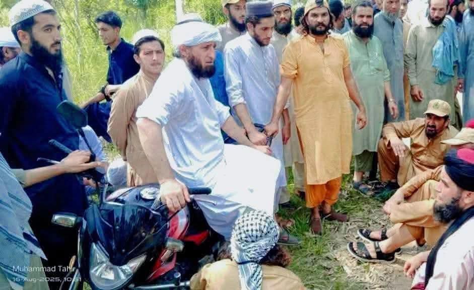 تاریخ میں لکھا جاۓ گا شیرِ بونیر مردِ قلندر مفتی فضل غفور صاحب حکومتی مشینری پر بھاری تھا .
<a href="/iFazliGhafoor/">Mufti Fazli Ghafoor</a>
#JUI4FloodVictims