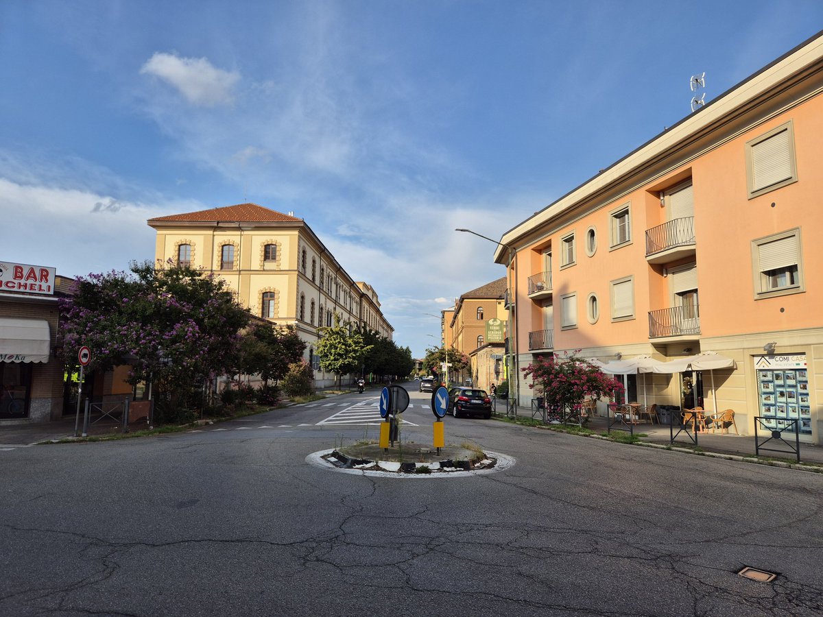 Uno scorcio di Novi Ligure 
A sinistra la caserma Giorgi