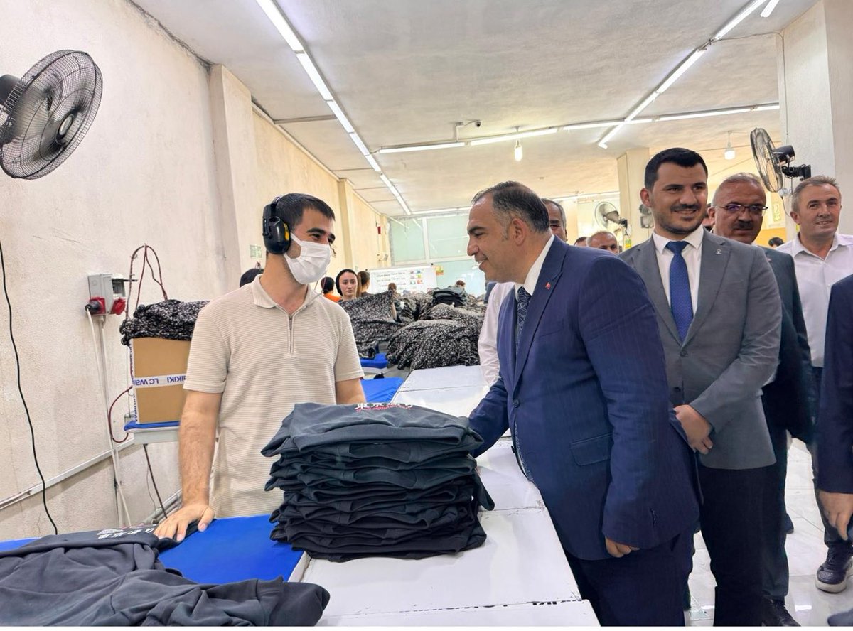 Malikurt14's tweet photo. 📍 Şırnak - İdil

İdil’de Asmin Tekstil emekçileriyle bir araya gelerek, alın teriyle üreten kardeşlerimize Cumhurbaşkanımız Sayın @RTErdogan’ın selamlarını ilettik.

AK Parti kadroları olarak biz hep sahadayız, milletimizin yanındayız.

Bu güzel görüntüler; ülkemizin geleceğini, emekle, inançla ve hep birlikte inşa ettiğimizin bir kanıtıdır.

#TürkiyeYüzyılı emekçilerimizin omuzlarında, bizlerle yanyana, güç birliğiyle yükselecek. 🇹🇷

Bizleri güler yüzle karşılayan tüm emekçi kardeşlerimize saygılarımızı sunuyor, esenlikler diliyorum. @RTErdogan @Akparti @efkanala @abuyukgumus @eyupkadirinan @zorlu77 @TatarArslan @akpartitesklati @akpartisirnak @idilakparti @ibrahimH_Erkan