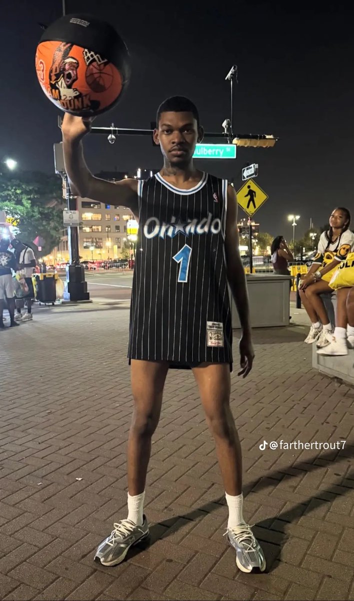 Carrying Issues 🎒 tweet media