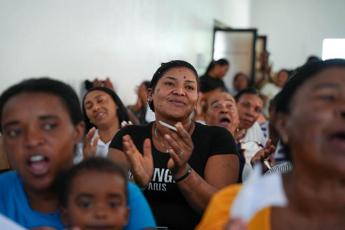 Feda_RD's tweet photo. @caamanovive Este programa impulsa el desarrollo de la mujer dominicana a través de la capacitación, el empoderamiento y la entrega de pollitas y plántulas. 🌿🐥
Con cada acción, fortalecemos el rol de la mujer en la producción agropecuaria. 💪🇩🇴
#MujerDominicana #SiembraProgreso https://t.co/XwIdLUajzT