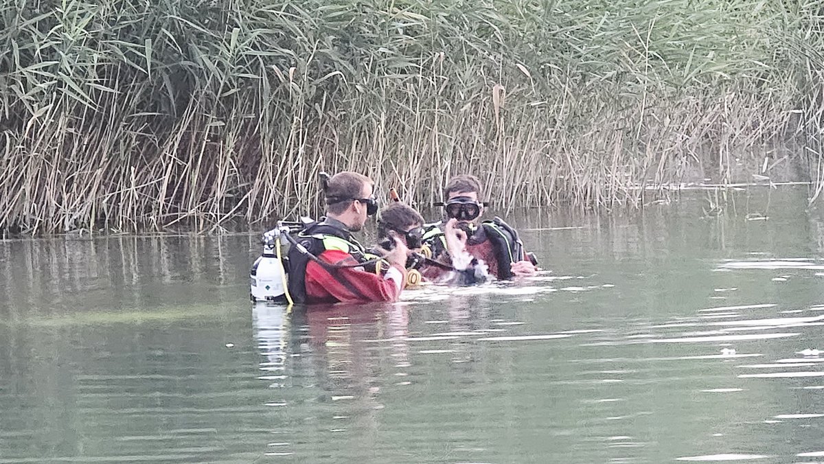 ProPolizeiOE's tweet photo. Nach erneutem Leichenfund in der Donau bei Wien, möglicherweise kein Zufall nach dem Mordalarm, kontrolliert die Wiener Berufsfeuerwehr #Taucher den See in der Seestadt. Bilder und Videos dank Leserreportern der Initiative Pro Polizei #Wien #Donau #Seestadt #Feuerwehr #ProPolizei https://t.co/8PDx0Cwnaf
