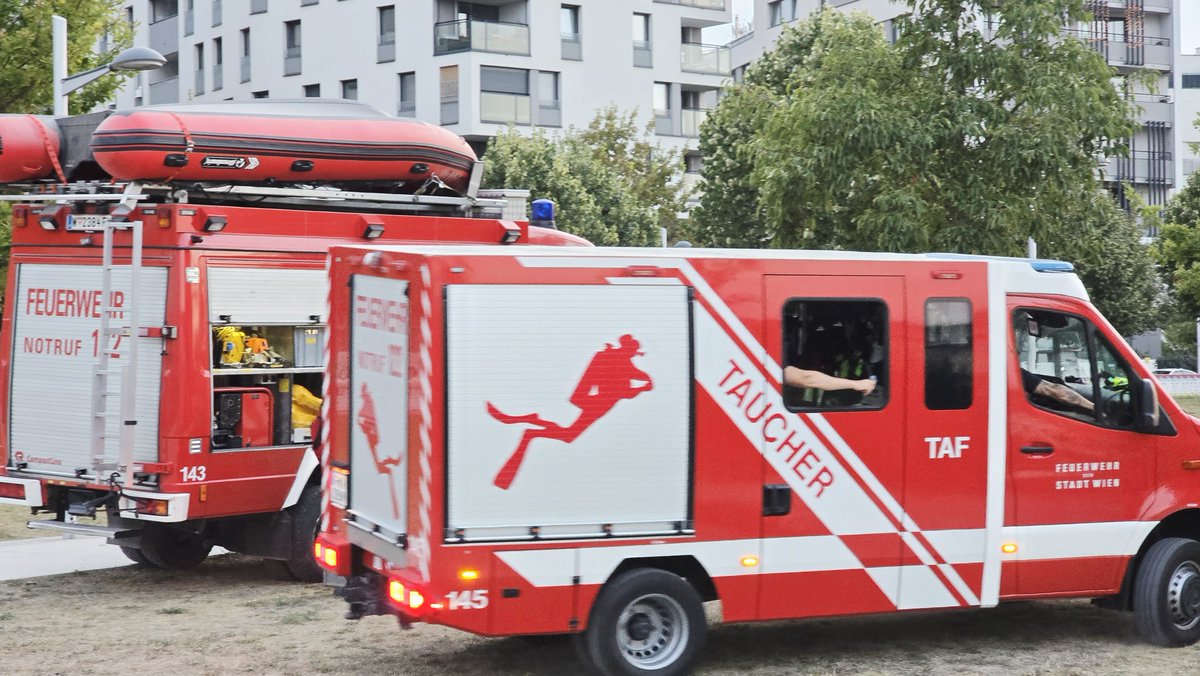 ProPolizeiOE's tweet photo. Nach erneutem Leichenfund in der Donau bei Wien, möglicherweise kein Zufall nach dem Mordalarm, kontrolliert die Wiener Berufsfeuerwehr #Taucher den See in der Seestadt. Bilder und Videos dank Leserreportern der Initiative Pro Polizei #Wien #Donau #Seestadt #Feuerwehr #ProPolizei https://t.co/8PDx0Cwnaf