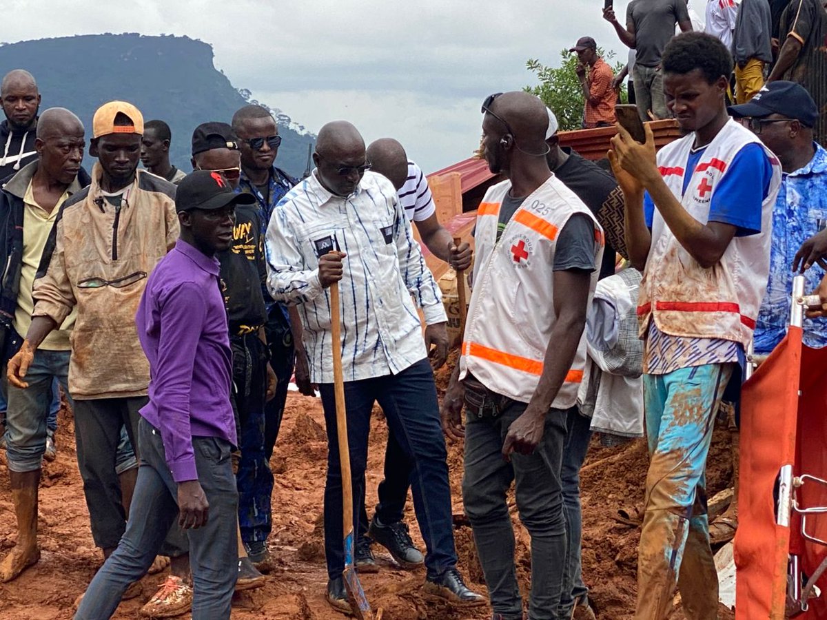 #Manéah: J’ai conduit ce jeudi une délégation du MITP à Manéah, sur les lieux du tragique éboulement. J’exprime ma compassion aux familles endeuillées, mes vœux de prompt rétablissement aux blessés et salue la mobilisation des secours et des populations locales. 
#Guinée #MITP