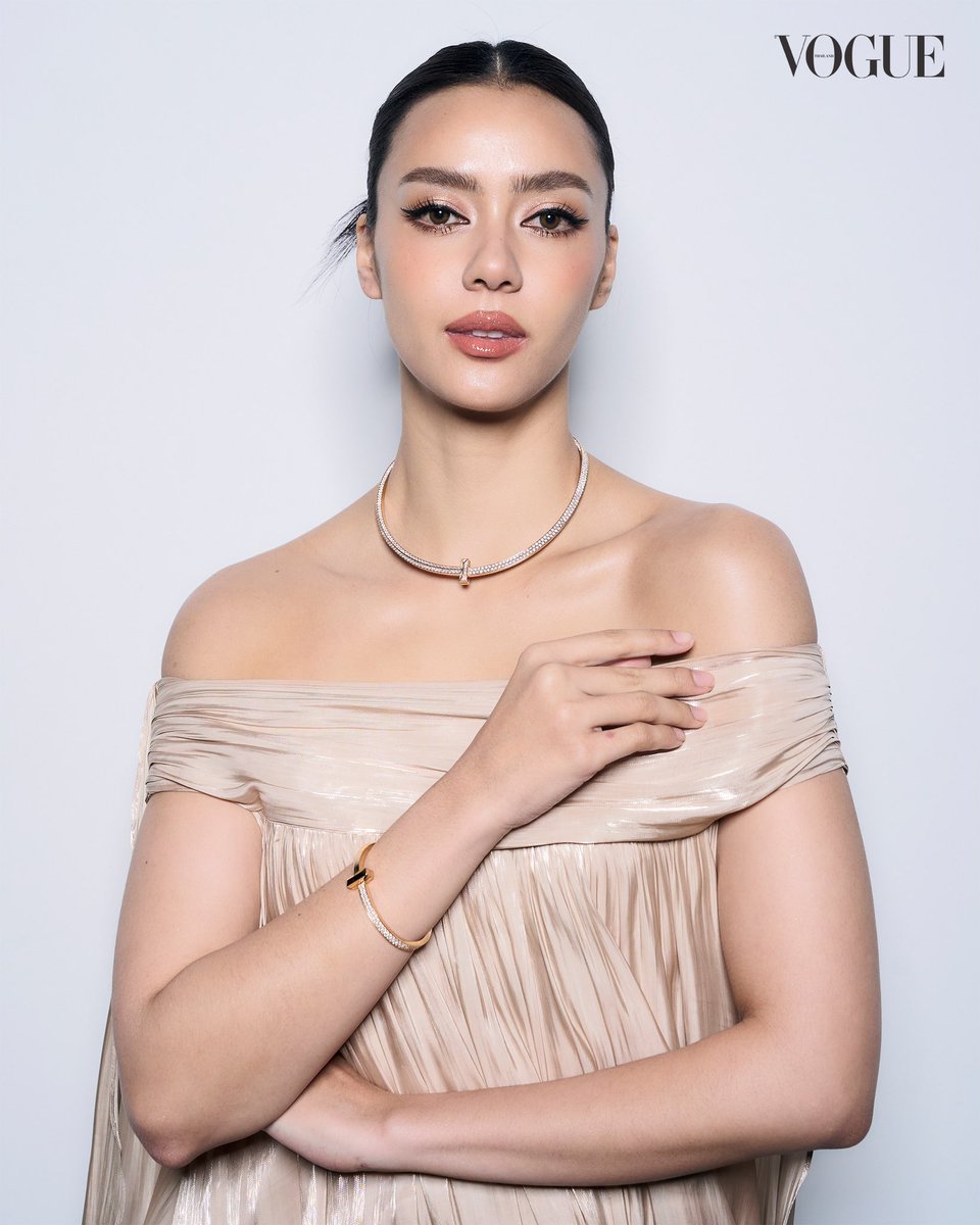 VogueThailand's tweet photo. #VogueBijoux อีกหนึ่งอัลบั้มภาพโว้กรวมลุคของเหล่าแขกคนพิเศษที่มาร่วมงาน เฉลิมฉลองงานเปิดนิทรรศการ Legendary Legacy ที่ถ่ายทอดเรื่องราวความคิดสร้างสรรค์โดย  Jean Schlumberger ผ่านชิ้นงานล้ำค่าจาก Tiffany Archives จากแบรนด์ @TiffanyAndCo ซึ่งร่วมถ่ายทอดความน่าสนใจของจิวเวลรีในรูปแบบต่างๆ หลากสไตล์ นำโดย ฝ้าย-พีรญา @malisorn00, บอส-ชัยกมล @Bossckm_, พีท-วสุธร @peatwasu, โยโกะ-อาภัสรา @Yoko_apasra, อแมนด้า ออบดัม และอื่นๆ อีกมากมาย พร้อมด้วยแขกจากประเทศต่างๆ ในภูมิภาคเอเชียตะวันออกเฉียงใต้ที่มาร่วมงานนี้กันอย่างคับคั่ง #TiffanyAndCoThailand #TiffanyLegendaryLegacy

ติดตามชมอัลบั้มภาพฉบับเต็มได้พรุ่งนี้เช้าที่ https://t.co/7d0HOHxwDn

ภาพ: Nattanam W.