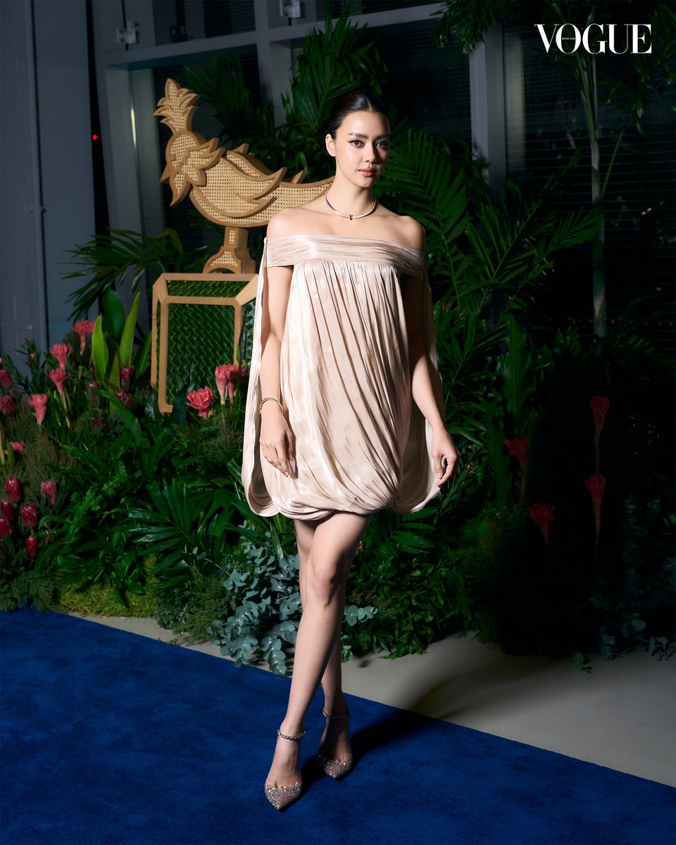 VogueThailand's tweet photo. #VogueBijoux อีกหนึ่งอัลบั้มภาพโว้กรวมลุคของเหล่าแขกคนพิเศษที่มาร่วมงาน เฉลิมฉลองงานเปิดนิทรรศการ Legendary Legacy ที่ถ่ายทอดเรื่องราวความคิดสร้างสรรค์โดย  Jean Schlumberger ผ่านชิ้นงานล้ำค่าจาก Tiffany Archives จากแบรนด์ @TiffanyAndCo ซึ่งร่วมถ่ายทอดความน่าสนใจของจิวเวลรีในรูปแบบต่างๆ หลากสไตล์ นำโดย ฝ้าย-พีรญา @malisorn00, บอส-ชัยกมล @Bossckm_, พีท-วสุธร @peatwasu, โยโกะ-อาภัสรา @Yoko_apasra, อแมนด้า ออบดัม และอื่นๆ อีกมากมาย พร้อมด้วยแขกจากประเทศต่างๆ ในภูมิภาคเอเชียตะวันออกเฉียงใต้ที่มาร่วมงานนี้กันอย่างคับคั่ง #TiffanyAndCoThailand #TiffanyLegendaryLegacy

ติดตามชมอัลบั้มภาพฉบับเต็มได้พรุ่งนี้เช้าที่ https://t.co/7d0HOHxwDn

ภาพ: Nattanam W.