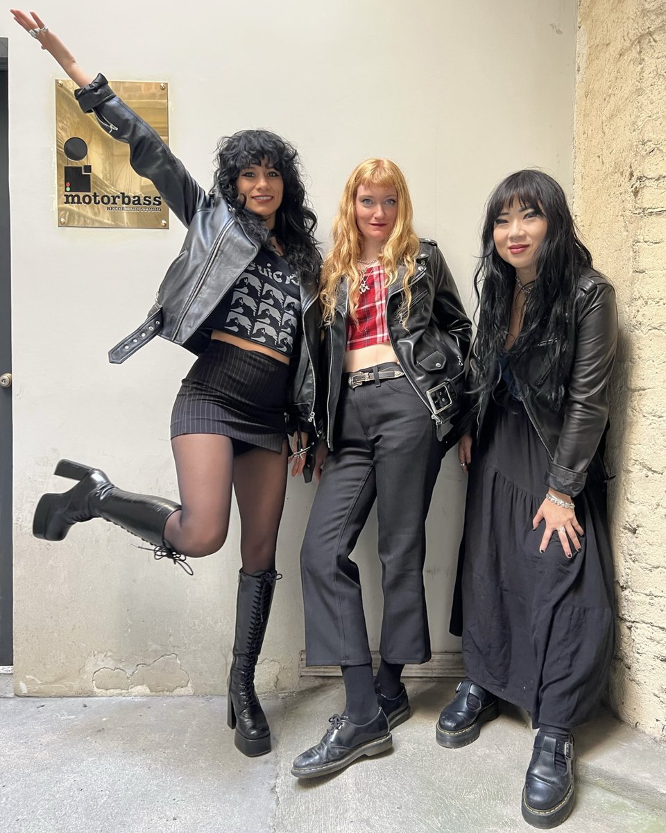 Next month we’re back where it all began, ‘DOGGOD’ EUROPE TOUR 🇫🇷⚔️🦇

TIX HERE: bnds.us/dc2tea