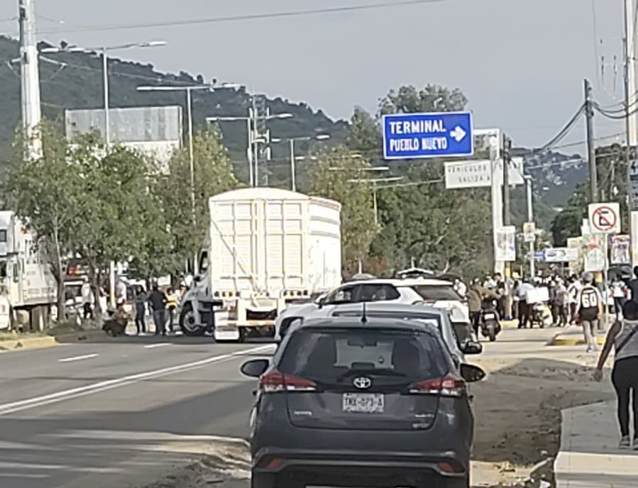 Colonos exigen información sobre Distribuidor Vial de Viguera y obras complementarias

Habitantes de más de 30 colonias protestaron en la terminal del Citybus en #Oaxaca; piden que el proyecto sea integral y atienda necesidades básicas como agua y drenaje. elposteo.online/colonos-exigen…