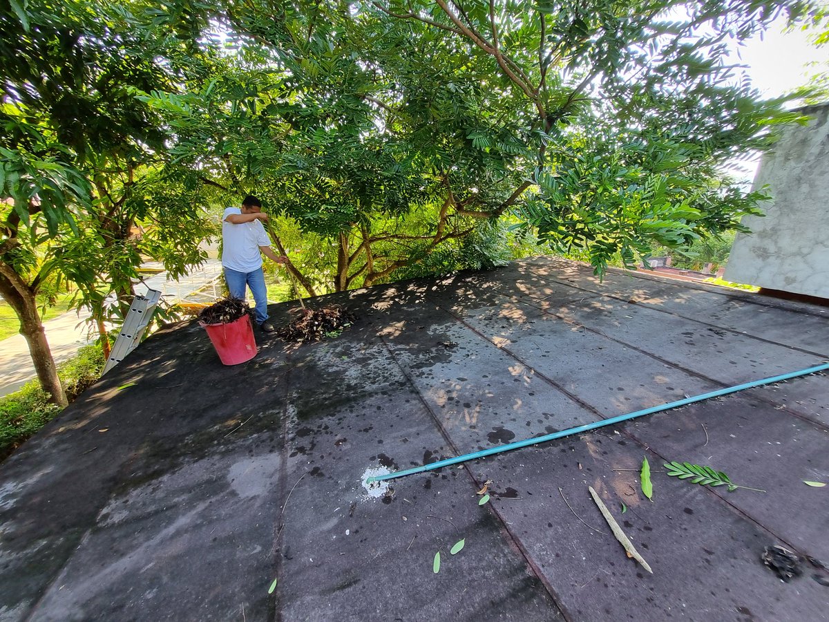 #MantenimientoTechosyClimas Personal de mantenimiento realiza trabajos de reparación y conservación en los equipos de aire acondicionado, así como en los techos de las aulas, con el objetivo de brindar espacios seguros, cómodos y adecuados.
#SomosUnEquipoTransformandoElFuturo
