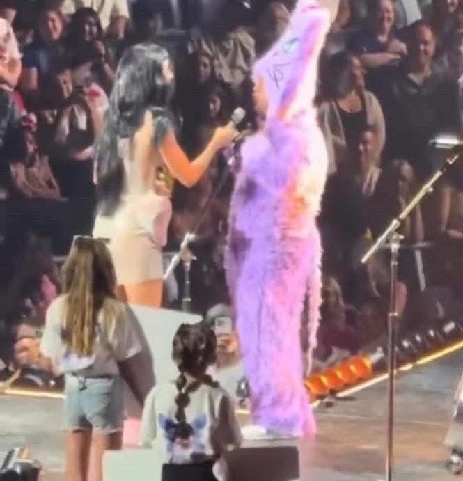 Indie5051's tweet photo. Un fan se subió al escenario le dijo a Katy Perry, “te quiero pedir disculpas en nombre de todo México por ir a Venga La Alegría”
Katy Perry: Sí deberías de disculparte 

JAJA https://t.co/yTt5LcHT1O