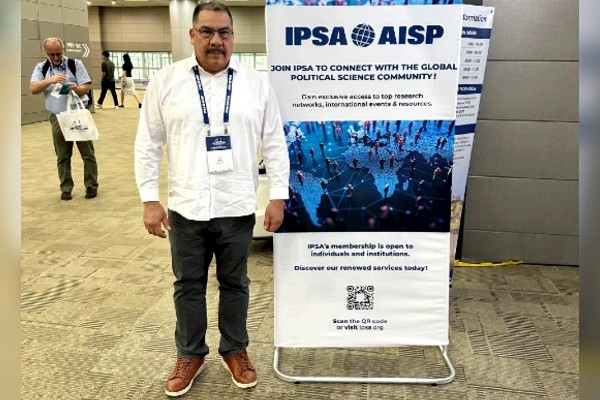 Colsonora's tweet photo. Profesor-investigador Juan Poom Medina, de El Colegio de Sonora, expone su trabajo en Corea del Sur| 📰#notaColson

Consulta la nota completa: https://t.co/cP6GpoghzN
Conoce el trabajo del Dr. Juan Poom: https://t.co/LeIq01p9o1

#Colson #CienciasPolíticas #InvestigaciónColson https://t.co/k4kVmapmDh