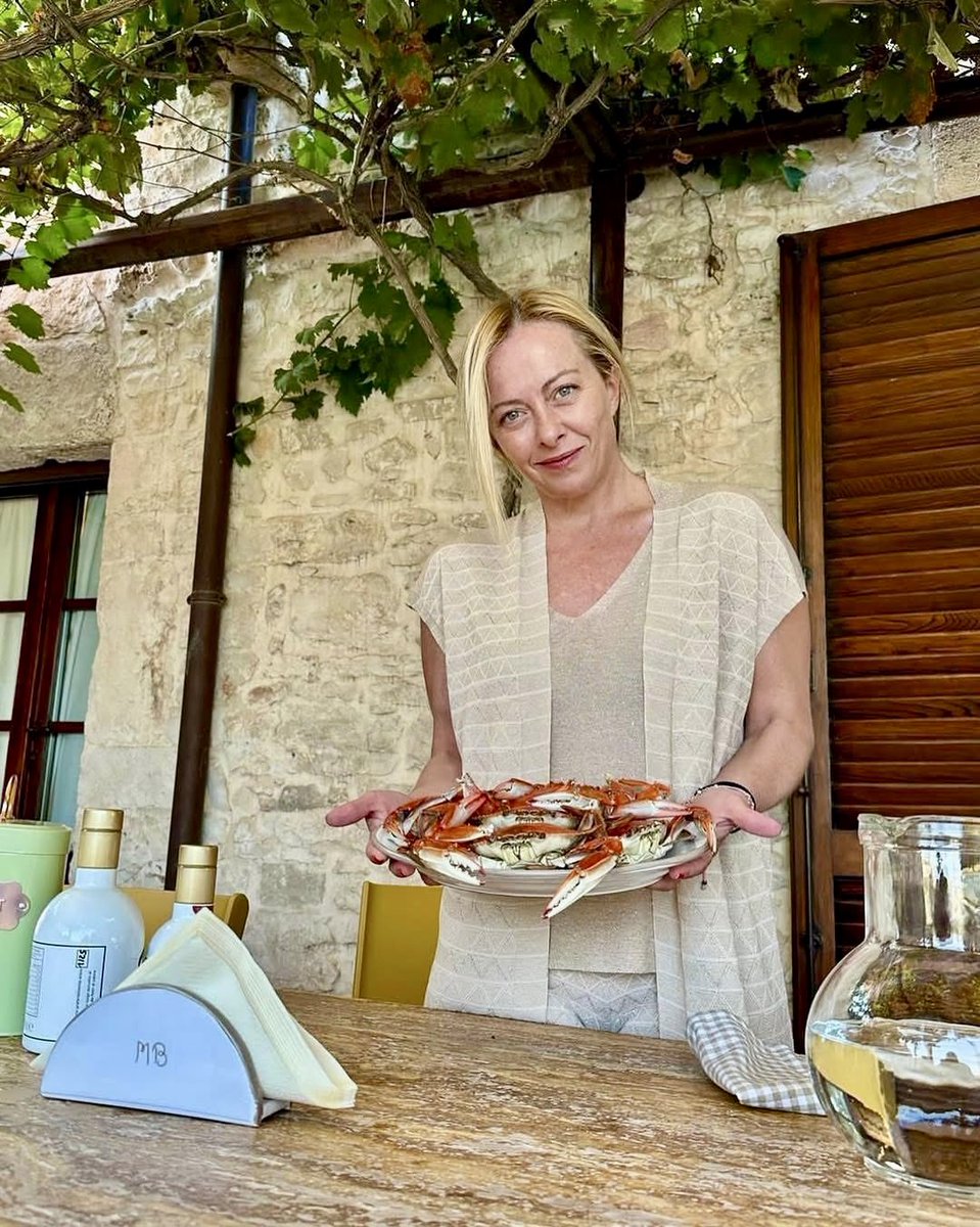 Today, a charming photo of Italian Prime Minister Giorgia Meloni is circulating online, showing her relaxed and enjoying gastronomy

The picture actually dates back to 2023, also taken in Puglia, where Meloni has spent the past three summers enjoying food, family, and traditions