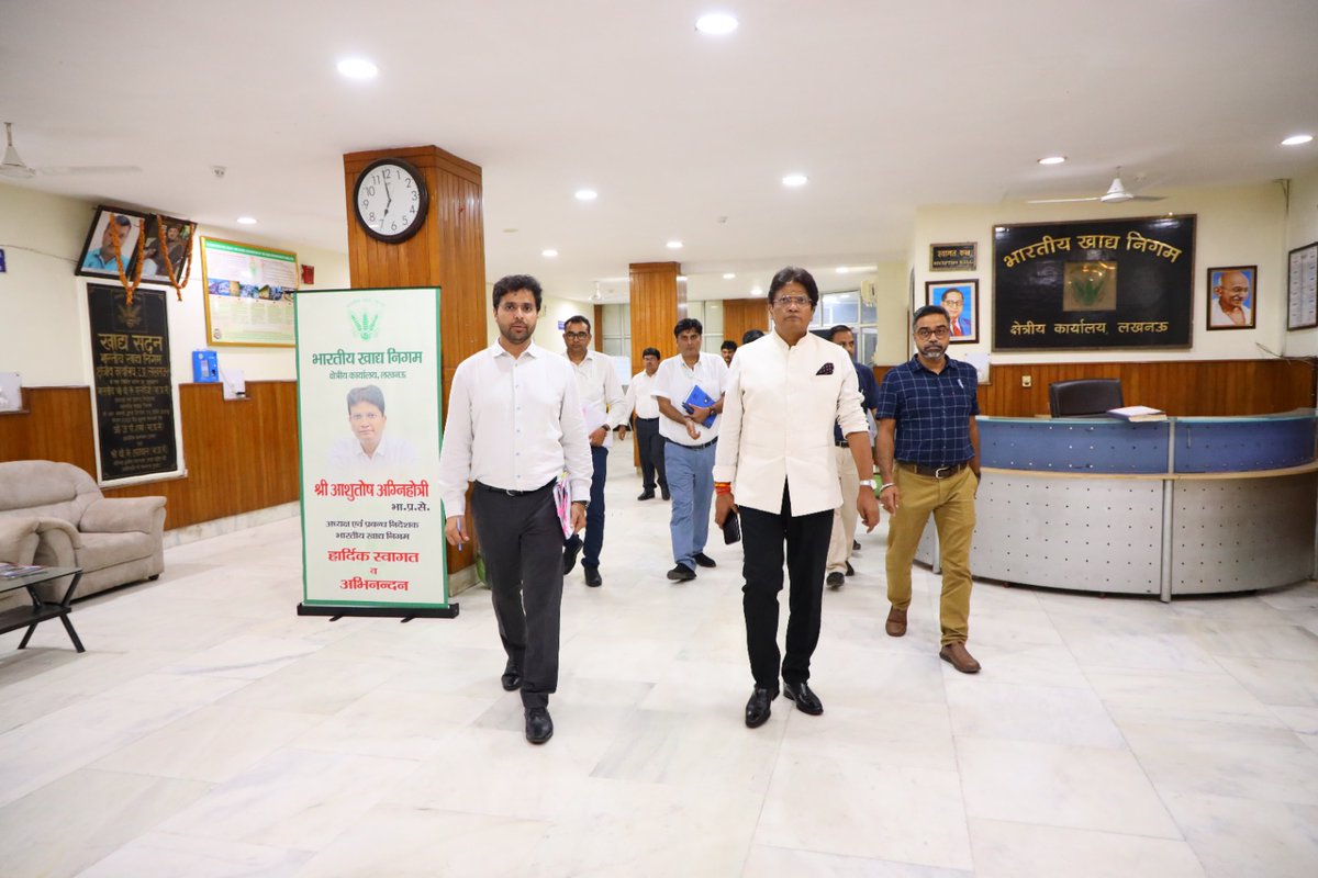 Visit of Hon'ble CMD of Food Corporation of India, Shri Ashutosh Agnihotri, IAS at FCI Regional Office, Lucknow today to review operational activities in the region. CMD Sir was warmly welcomed by Shri Prashant Sharma, IAS, General Manager (Region) and officers of FCI UP region.