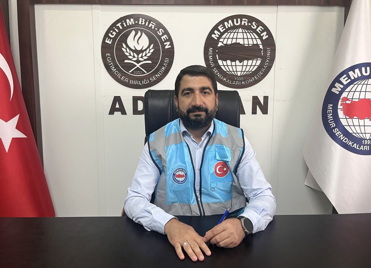 demirmehmet02's tweet photo. “Ortaya çıkan duruma ne rızamız ne de tahammülümüz var” 

Memur Sen Adıyaman İl Temsilcisi Mehmet Demir, uzlaşmazlıkla sonuçlanan 8. Dönem Toplu Sözleşmesi ile ilgili önemli açıklamalarda bulundu.

“Memurların ve emeklilerin yaşanabilir ekonomik düzeye kavuşmaları, sosyal refaha ulaşabilmeleri için, kayıplarını gidermek, gelirde adalet, ücrette dengeyi sağlamak için, yetkili konfederasyon olarak yürüttüğümüz 8. dönem toplu sözleşme görüşmeleri kamu işvereninin uzlaşıdan ve çözümden uzak tavrı nedeniyle ne yazık ki uzlaşmazlıkla sonuçlanmıştır” ifadelerini kullanan Demir, “Memur-Sen olarak, tekliflerimizi sunduğumuz 24 Temmuz’dan bu yana kamu görevlilerinin birikmiş sorunlarını çözmenin, adaleti ve hakkaniyeti sağlamanın, çarpık ücret skalasını düzeltmenin, kısacası anlaşıp uzlaşmanın sağlanması gereken yerin toplu sözleşme masası olduğunu ısrarla ifade ettik. Ancak kamu işveren heyeti, memurun sesine kulağını, emeklinin mağduriyetine gözünü kapattı” şeklinde konuştu.

Sözlerini “sendika yasamızın olumsuzluklarını, süremizin darlığını ve çözüm bekleyen konuların çokluğunu sürekli tekrarlamamıza rağmen teklif diye açıklanan rakamlarda adalet de, denge de yoktu” ifadeleriyle sürdüren Demir, “dertlerimize deva olmayan, sorunları çözmek bir tarafa memurların umudunu daha da kıran bütün teklifleri reddettik, yok saydık ve kabul etmedik. Hiç kimse sebebi olmadığımız sorunların sahibi olmamızı bizden bekleyemez. Onun için bu tekliflerin altına imzamızı atmadık” dedi.

Mehmet Demir sözlerini şöyle sürdürdü:
“Her yönüyle samimi, kararlı ve şeffaf bir mücadele yürüttük. Emeğin hakkını savunma noktasında önemli bir irade ortaya koyduk. Yasanın bize tanıdığı tüm sınırları zorladık. Örgütlü gücümüzü eylemliliğe dönüştürdük. Hakkımızı almak için meşru her yolu denedik. Yüzbinlerce kamu görevlisinin katılımıyla, başta ulaşım hizmetleri olmak üzere bütün sektörlerde Türkiye genelinde iş bıraktık, memur/emekli hayat bulsun diye hayatı durdurduk. Ankara’da, sıcağın alnında, 25 bin emekçinin coşkulu katılımıyla sendika tarihinin en büyük mitingini gerçekleştirdik.”

“Bu zorlu süreçte, dirayetini yitirmeden ağustosun bunaltıcı sıcağında her gün meydanlara koşan, bazı işgüzar yöneticilerin tehditlerine aldırmadan iş bırakan, “Emeğimiz, Ekmeğimiz, Geleceğimiz İçin” mücadele veren tüm üyelerimize, tüm teşkilatlarımıza yürekten teşekkür ediyorum.”

“Adil bir teklifle gelinseydi, 8. Dönem Toplu Sözleşmesi Türkiye emek tarihine en kapsamlı toplu sözleşme olarak geçebilir, böylece gelirde adalet, ücrette denge ve kamuda iş barışı sağlanabilirdi. Genele ilişkin uzlaşmazlıkla sonuçlanan toplantı tutanağını kamuoyu ile paylaştık.”

“Neden uzlaşamadık”
“Kamu görevlileri merak ediyordur, neden uzlaşamadık? Kamu ücret rejimi Eski Türkiye’ye geri döndü, amir mahiyetindekinden daha düşük alır hale geldi. Farklı statüde aynı işi yapan çalışanlar arasındaki makas memurun lehineyken memurun aleyhine döndü. Bunu kabul etmek, sineye çekmek, meşrulaştırmak kendimizi inkar, sendikacılığımıza, verdiğimiz emeğe saygısızlık, kamu görevlisine de ihanet olurdu. Bunu asla yapmadık, yapmayız.”

“Mızrak çuvala sığmıyor”
“Oluşan çarpık tabloyu yalın haliyle herkese anlattık, herkese haykırdık. Herkes her şeyi biliyor, mızrak artık çuvala sığmıyor. Bu durum, kamuda çalışma huzurunu bozmuş, iş barışını baltalamıştır. Emekli açlık, memur yoksulluk sınırının altına sıkışmışken; Sendikacıya düşen maliyenin gerekçelerini değil memurun gerçeklerini haykırmaktır. Sendikacıya düşen hükümetin doğrularını söylemek değil hükümete doğruları söylemektir. Biz, gerçekleri ve doğruları her ortamda söyledik. Söylemeye de devam edeceğiz.”

“Bu yasayla buraya kadar”
“Artık 4688 sayılı yasayla buraya kadar. Bu yasa miadını doldurmuş, çözümün odağı olmaktan çıkmış, sorun üreten bir hale gelmiştir. 8 toplu sözleşmenin dördünde uzlaşabildik, dördünde uzlaşamadık. Bu sorunlu yasa bir an önce değişmek zorundadır.”

“Hakeme ne bizim ne de kamu görevlilerinin zerre miktar güveni, inancı yoktur.”