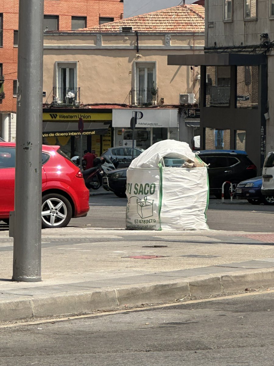 destroy114's tweet photo. Alguien se ha dedicado a hacer obra en el barrio y ha repartido los escombros por diversos puntos de la calle… (Entre Jacinto Verdaguer 6 y 10 a ambos lados) @Lineamadrid @MADRID https://t.co/tah99WZ7Ac