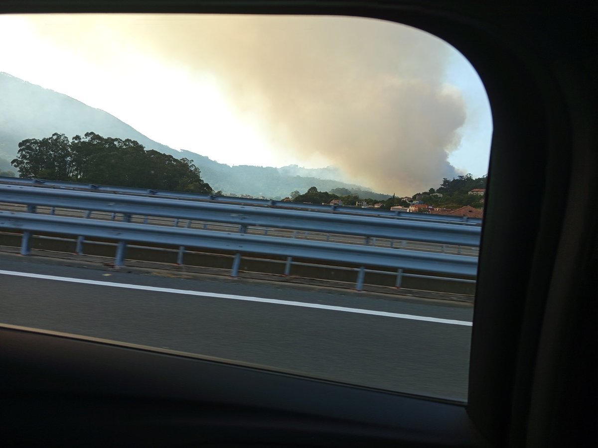 Uyuhala's tweet photo. @Incendiosgalic1 arde Vilaboa https://t.co/rrFqk6Euq3