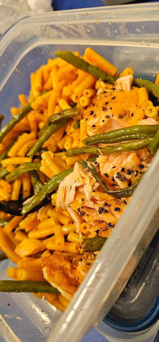 What's for lunch? 

Left over salmon, green beans, and mac n cheese.