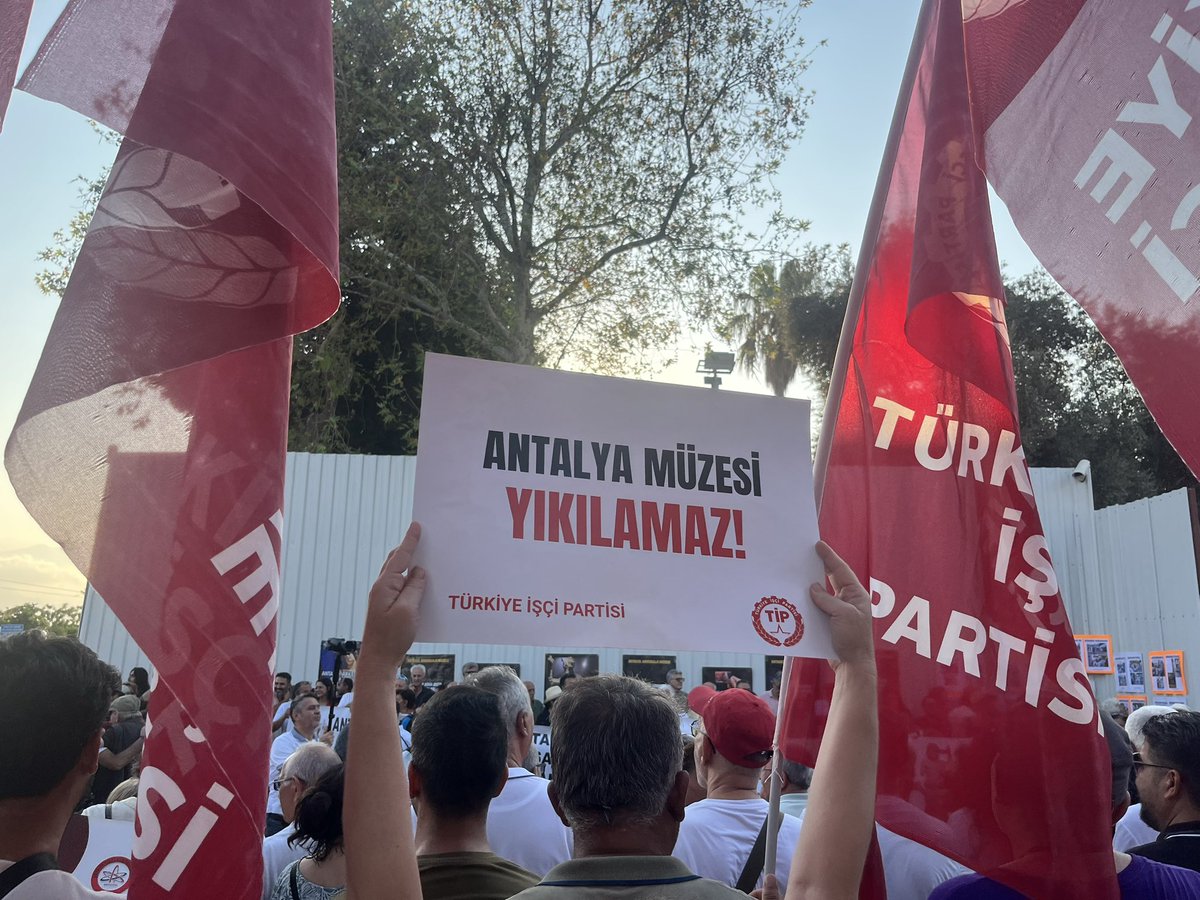 HALKIN MÜZESİ YIKILAMAZ! 

Antalya Müzesinin yıkım kararı yalnızca bir binayı değil; geçmişimizi, belleğimizi, ortak kimliğimizi hedef alıyor. Kültürel mirasımıza göz diken bu politikaya karşı sessiz kalmıyoruz.

Antalya Müzesi Yıkılamaz