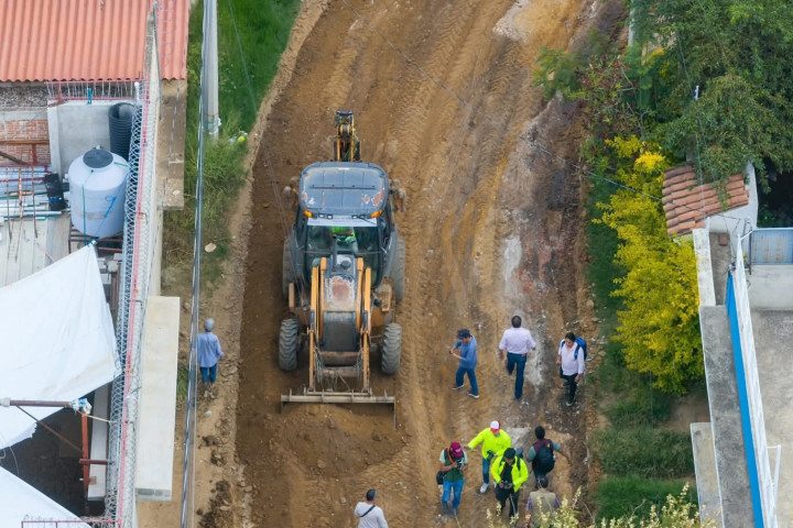 Avanzan con éxito programas de obras públicas en agencias y colonias de la capital

Ray Chagoya verificó el rastreo de la calle Huajuapan, en la colonia Estado de #Oaxaca, en San Martín Mexicapam. elposteo.online/avanzan-con-ex…