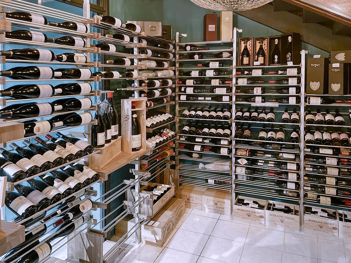 GarrafeirasP's tweet photo. 🍷✨A modern and elegant wine cellar full of dream labels 

Which one would you choose to open today? 🍇🍾 

#WineLovers #WineCellar #Winerack #Winelovers #Design https://t.co/mMuzEoFXNm