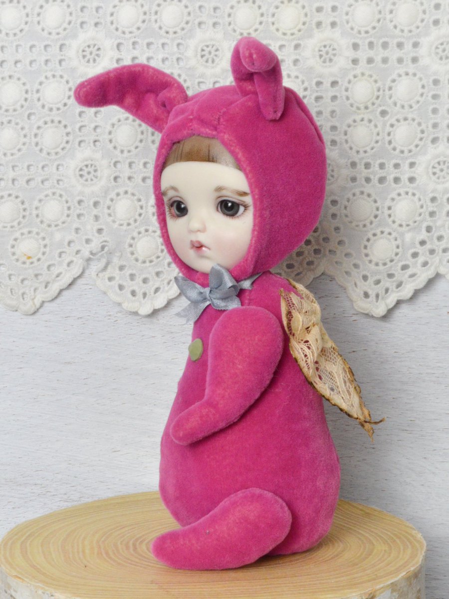 ちびムイ（マゼンタ）

なんとも言えない表情をした個性派ちびムイ。
下から見るとなんだか泣きそう、上から見るとちょっとぶーたれ、見る角度によって表情が変わって飽きない子です。
表情に負けず、ボディもしっかりしたマゼンタ色、存在感ばっちりです。

↓おうち探し中🏠
shoko-doll.com