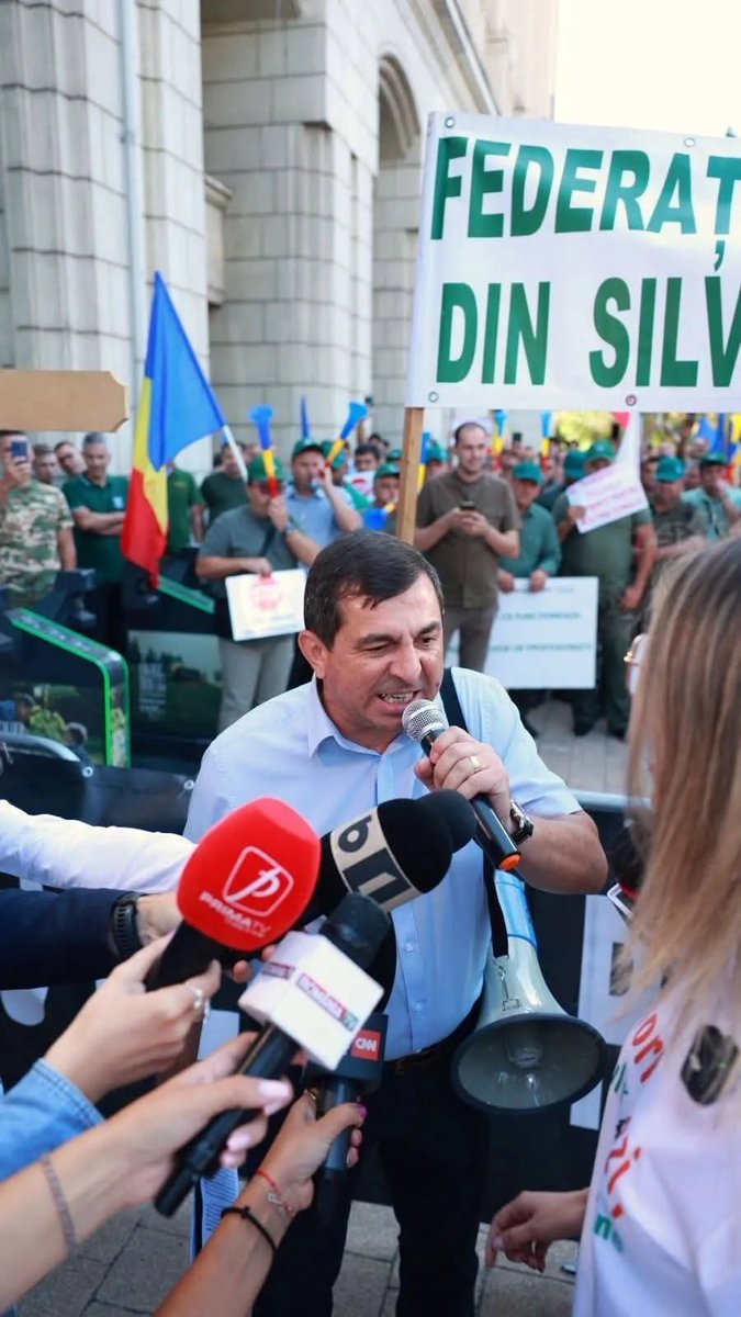 DinVrancea's tweet photo. O stiti pe Diana Buzoianu?! e doamna de la Mediu.🌲 Este genul ăla de tocilar muncitor căruia îi tremură vocea de nervi când vorbeşte despre hoți. 
Love. 🤗
Sper să o țină nervii cât mai mult, nu vreti să va imaginati la ce e supusă. 
P.S: aici e fata în fata cu niște gunoaie... Nu toți, mai sunt și 💩 pe acolo!