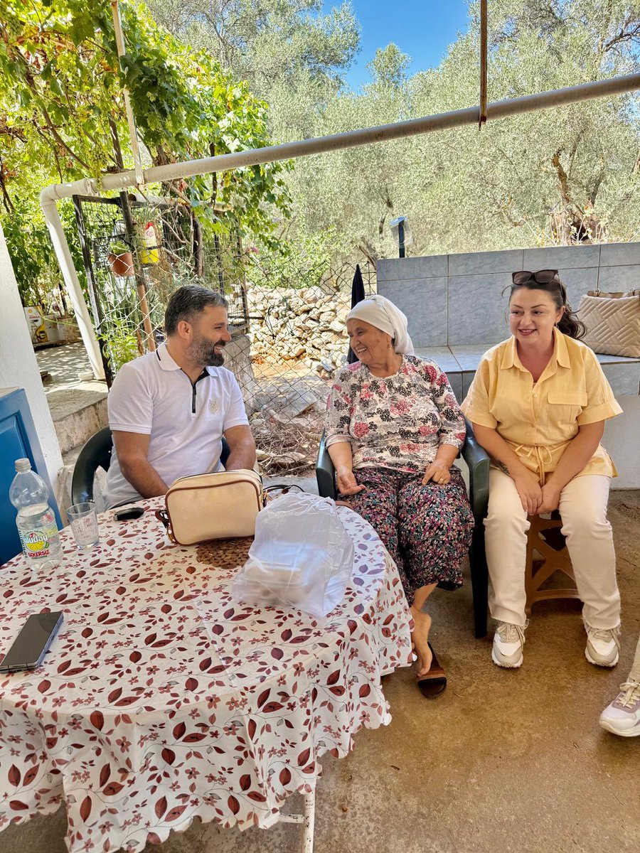 akbodrum48's tweet photo. “Sosyal Politikalar Başkanımız Adem Şenol ve Yaşlı Komisyon Başkanımız Çiğdem Altun ile birlikte saha çalışmalarımıza hız kesmeden devam ediyoruz.” https://t.co/9H6U3DZ2pu