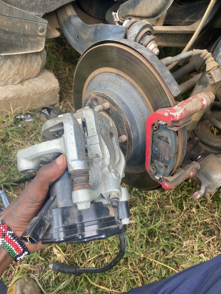 DfwTifar's tweet image. Electronic parking brakes are scary because one little mistake during brake pad change can easily end up in 100k worth of repairs😬😭. But once you get the routine procedure then it works for all vehicles with EPB.Even a Lamborghini SVJ😆👀
#spaceyamagari #theplugtalk