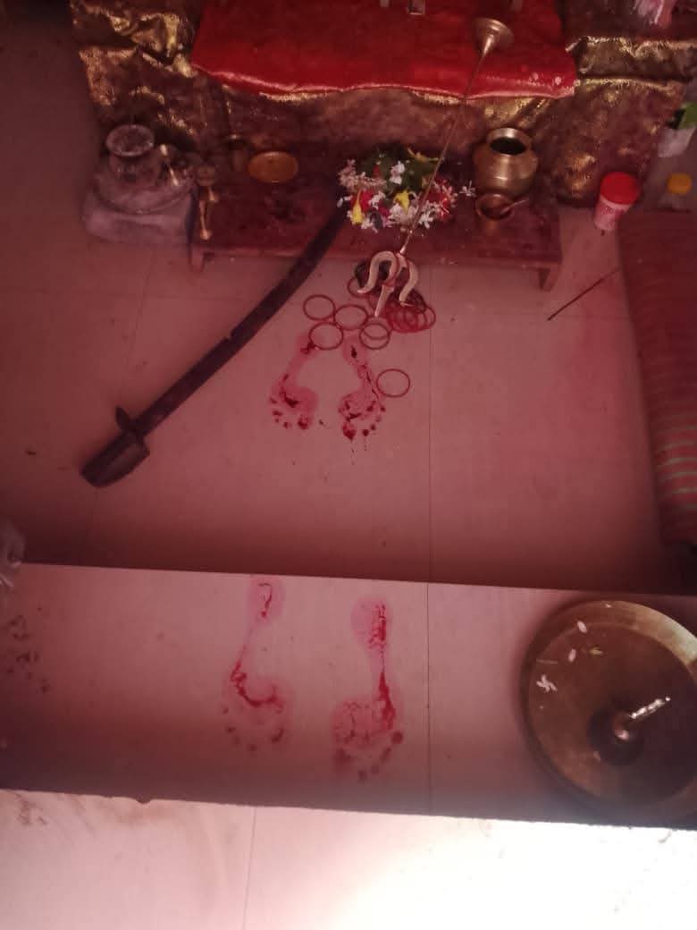 swastik_bargarh's tweet photo. ଆଜି ଲଖନପୁର ରେ ଥିବା ମାଁ ସମଲେଶ୍ବରୀ ମନ୍ଦିର ରେ ମାଁ ଙ୍କର ପାଦ ଚିହ୍ନ ଦେଖିବାକୁ ମିଳିଛି।
Today, at Lakhnapur, the divine footprints of Maa Samaleswari have been revealed in the temple, filling every heart with bhakti and devotion.
 #Odisha #MaaSamleswari 
@TribikramP https://t.co/AP4hf6dbkl