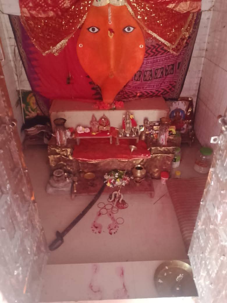 swastik_bargarh's tweet photo. ଆଜି ଲଖନପୁର ରେ ଥିବା ମାଁ ସମଲେଶ୍ବରୀ ମନ୍ଦିର ରେ ମାଁ ଙ୍କର ପାଦ ଚିହ୍ନ ଦେଖିବାକୁ ମିଳିଛି।
Today, at Lakhnapur, the divine footprints of Maa Samaleswari have been revealed in the temple, filling every heart with bhakti and devotion.
 #Odisha #MaaSamleswari 
@TribikramP https://t.co/AP4hf6dbkl