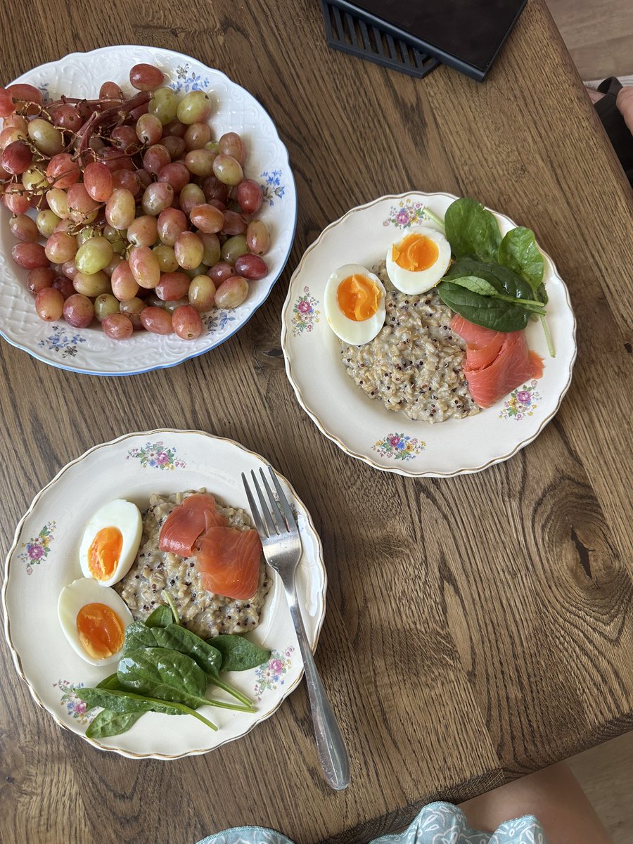 Віднайшли для себе сирну вівсянку з кіноа та тертим пармезаном. 20 хв, мінімум зусиль, смачно навіть тим, хто травмований вівсянкою з дитинства.