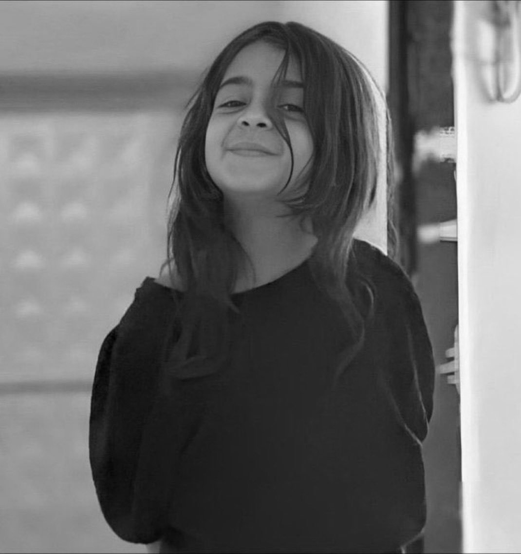 21.08.24’te her şeyden habersiz küçücük bir can katledildi; katledilen masum bir çocuğa toprağı bile çok görenler, dere kenarına atanlar, ölümüne sebep olanlar, hayallerini çalanlar, ona dokunanlar, iki cihanda gün yüzü görmesin!! Bu utançla yaşayan katillerin karşısında adalet