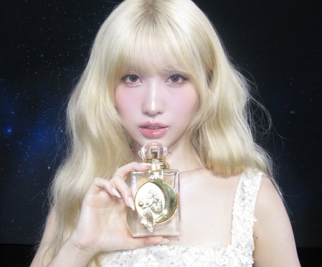 TWICE's Momo is so blonde for Amaffi.