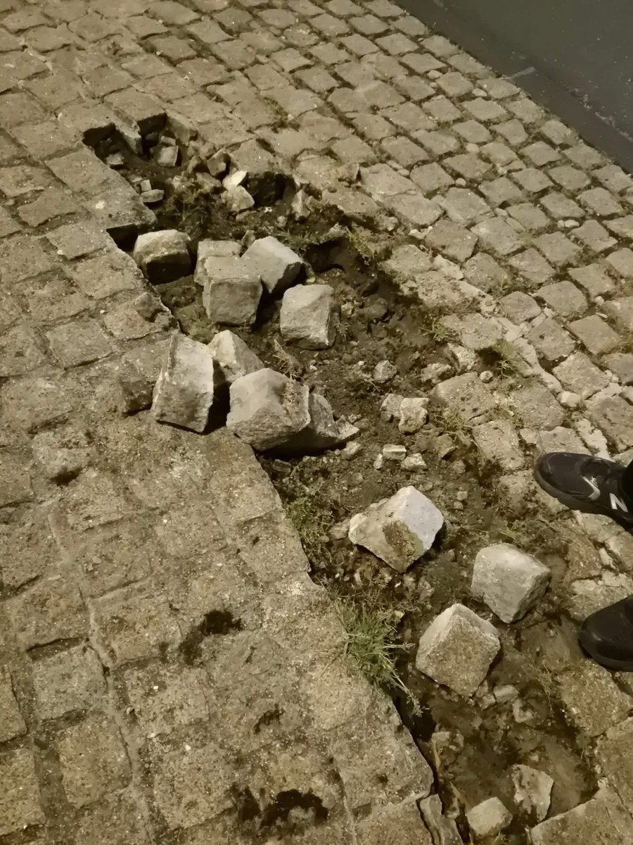 ThierryGibert's tweet photo. 🔥 Vitres brisées, commerces dévastés, abribus détruits, incendies en pleine rue : voilà le “spectacle” laissé à Aurillac. On ose appeler ça de la culture ? C’est du vandalisme pur et simple, payé par nos impôts et subi par les habitants. #Aurillac #Violences #festivalaurillac https://t.co/MTQRdfKFXH
