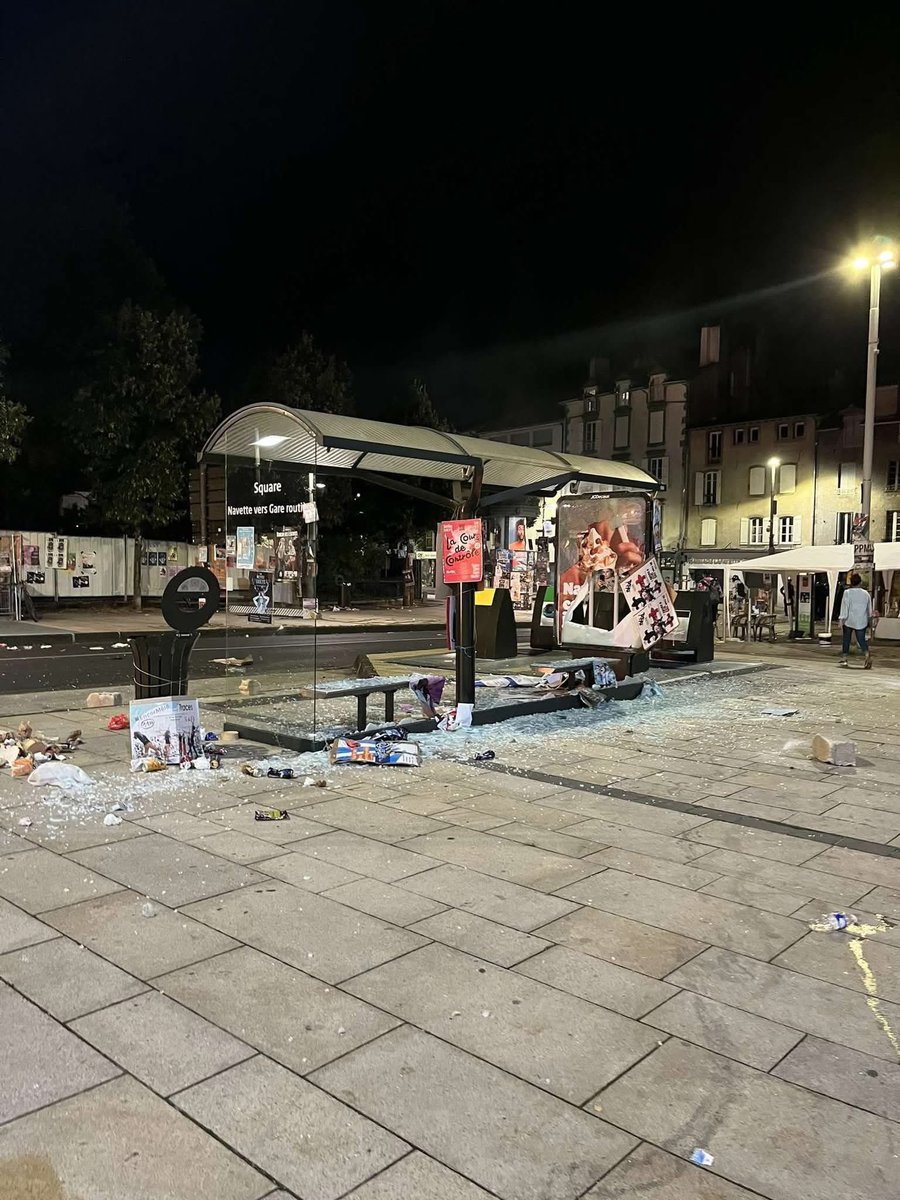 ThierryGibert's tweet photo. 🔥 Vitres brisées, commerces dévastés, abribus détruits, incendies en pleine rue : voilà le “spectacle” laissé à Aurillac. On ose appeler ça de la culture ? C’est du vandalisme pur et simple, payé par nos impôts et subi par les habitants. #Aurillac #Violences #festivalaurillac https://t.co/MTQRdfKFXH