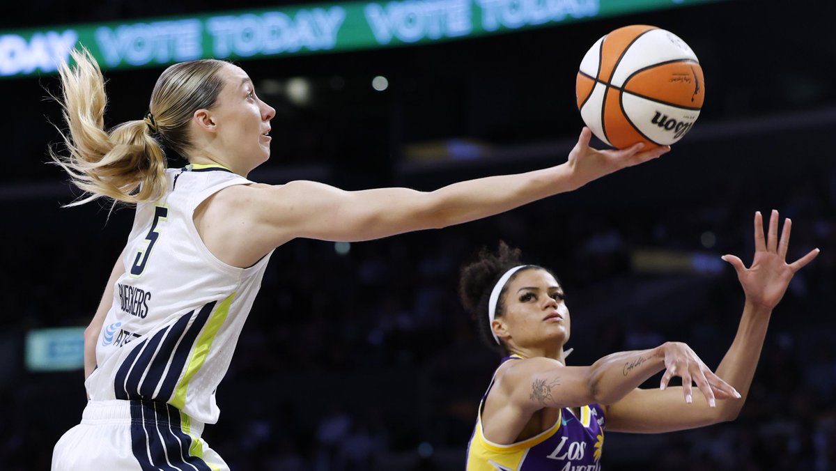 theFandaily's tweet photo. It wasn't enough to get the win but WOW!π₯ Paige Bueckers' 44-point explosion (a new rookie record) has her averaging 32+ PPG over her last 5 games! The Connecticut-to-WNBA pipeline remains ELITE. #PaigeBuckets #WatchHerWork #FanDaily https://t.co/ljk8RtsUqZ