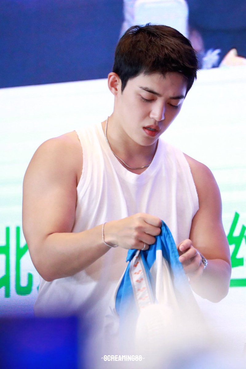 THOSE BIG ARMS 😵‍💫