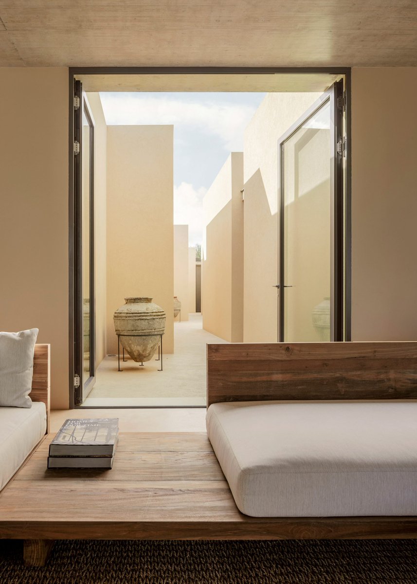 Solum carves "labyrinthine" alleyway through coastal home in Italy:
dezeen.com/2025/08/21/pat…