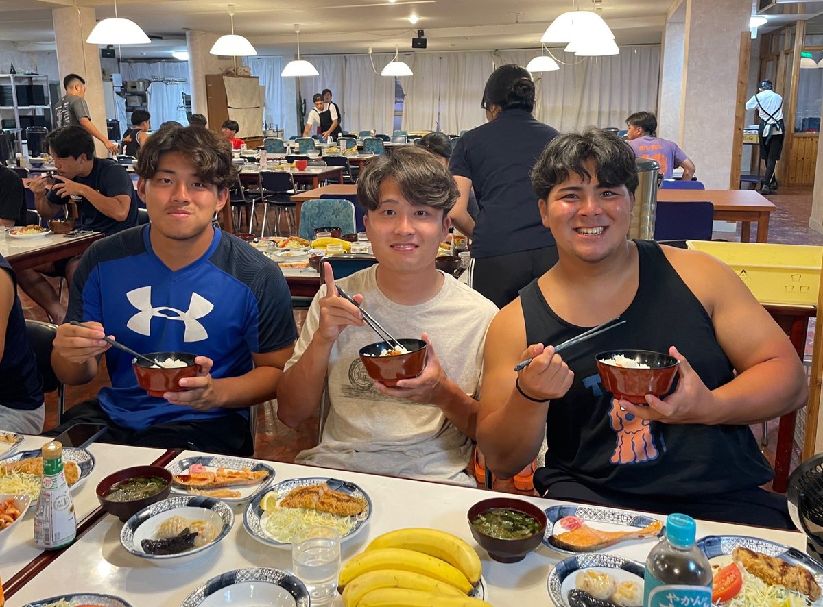 agr_rugby's tweet photo. こんばんは🌆
6日目の夜ご飯の様子をお届けいたします📸
本日の試合結果を真摯に受け止め、今後の練習に一層励んでまいります。
引き続き温かいご声援をよろしくお願いいたします。
#AGR #青学ラグビー #菅平合宿 #agr #青山学院大学 #WORKON https://t.co/3cNKyrEnEu