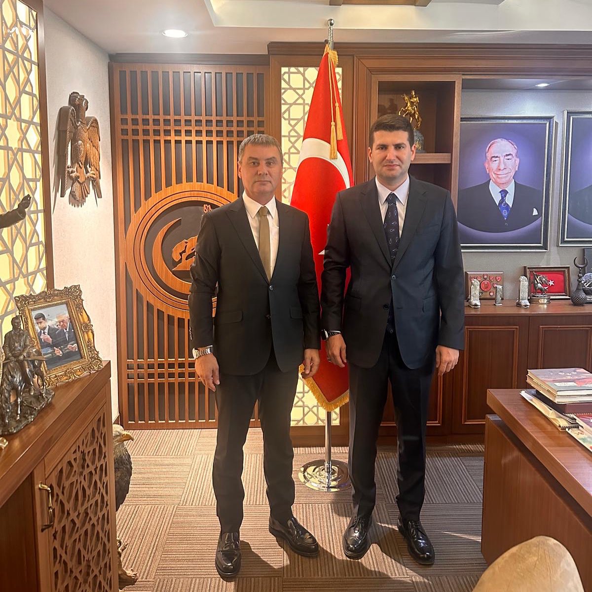 "Derdi vatan olan her gencimiz, bizim kardeşimizdir 🇹🇷" diyen Türk Gençliğinin Yolbaşçısı Ülkü Ocakları Genel Başkanımız Sayın Ahmet Yiğit Yıldırım beyfendiyi makamında ziyaret ettim.🇹🇷 VAR OLSUN ÜLKÜ OCAKLARI 🇹🇷