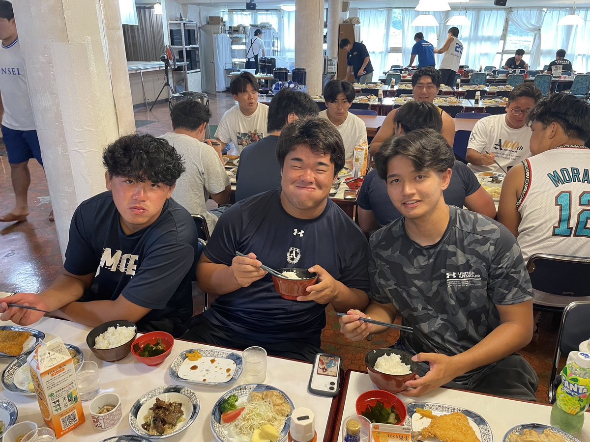 agr_rugby's tweet photo. こんばんは🌆
7日目の夜ご飯の様子をお届けいたします📸
11日間の夏合宿も終盤戦に突入し、本日はリカバリーも兼ねて部員全員でチームビルディングを行いました。
#AGR #青学ラグビー #菅平合宿 #agr #青山学院大学 #WORKON https://t.co/UzGvsYLI4R
