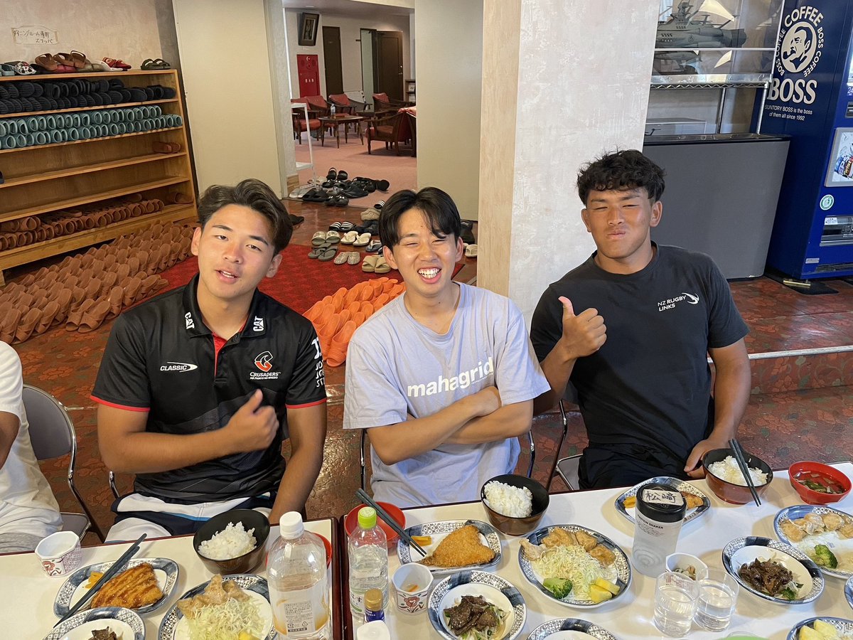 agr_rugby's tweet photo. こんばんは🌆
7日目の夜ご飯の様子をお届けいたします📸
11日間の夏合宿も終盤戦に突入し、本日はリカバリーも兼ねて部員全員でチームビルディングを行いました。
#AGR #青学ラグビー #菅平合宿 #agr #青山学院大学 #WORKON https://t.co/UzGvsYLI4R