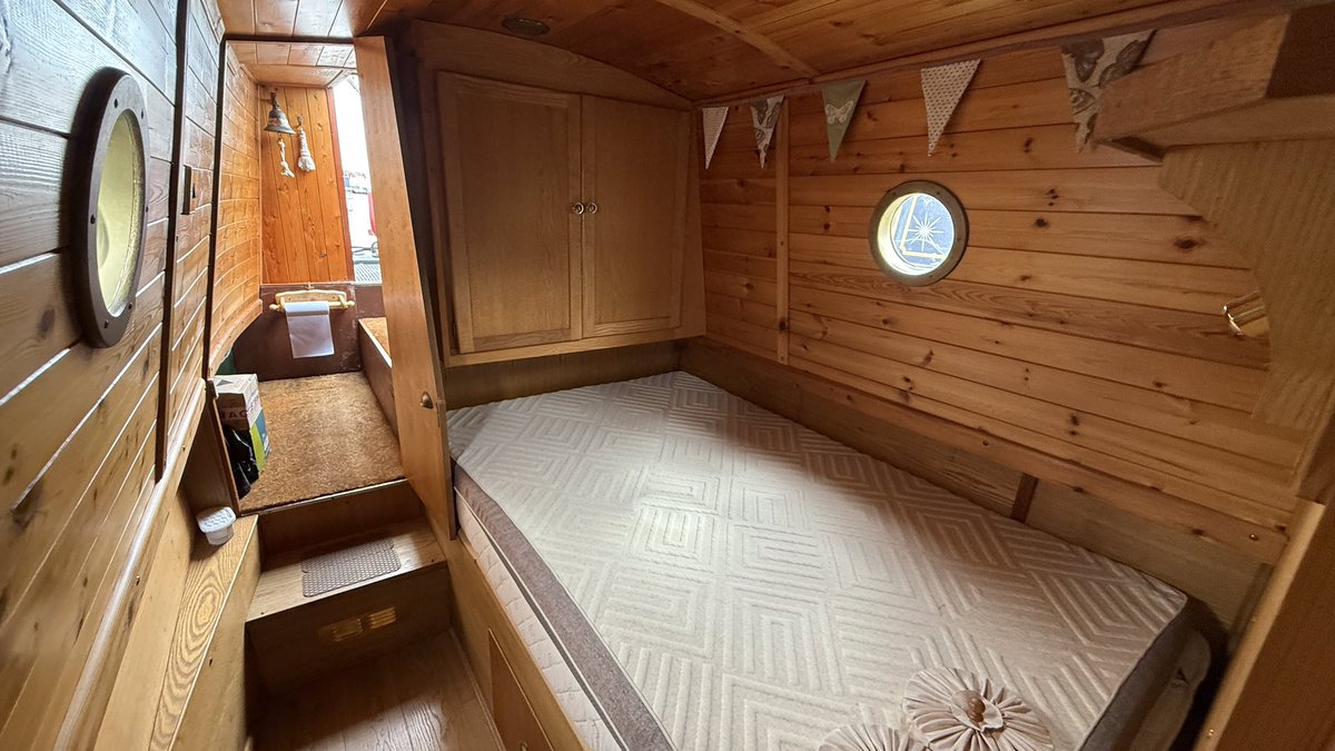 🤩 Just arrived! 

A sneaky peek into our new stock boat Katie Louise a 48FT traditional style narrowboat.

Stay tuned, more details coming soon !

#venetianmarina #realiseyourdream #narrowboat #forsale #comingsoon