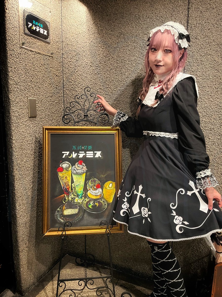 月さんと遊びに行った時の🌸
初対面の時からお酒飲めるって聞いて嬉しくて誘ってしまった(*´ｪ`*)ﾎﾟｯ
ロリィタのお店回り尽くして、なかなか止まない雨に見舞われながら着いたアルテミス🌙* :ﾟ個室しか開いてなくどうしますかと尋ねられ、じゃあそこで！って決めたらめちゃくちゃ素敵な空間だった